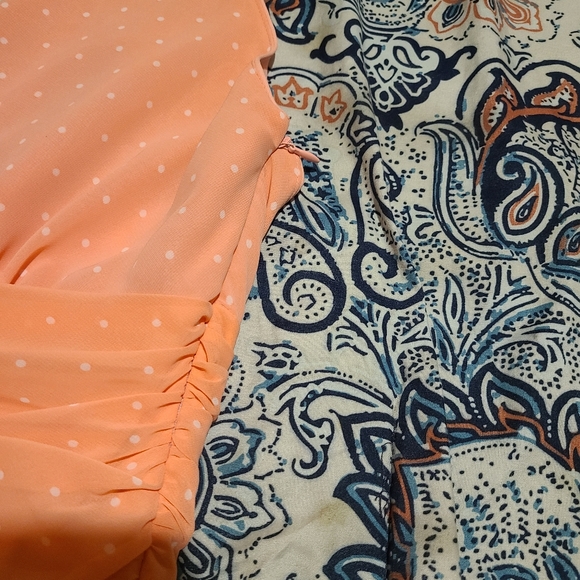 Coral w/ small white polka dots, Halter dress with small pleating. - Picture 5 of 6